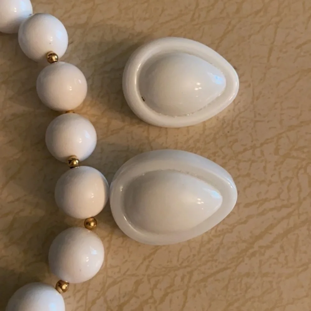 VINTAGE NECKLACE AND MATCHING CLIP ON EARRINGS